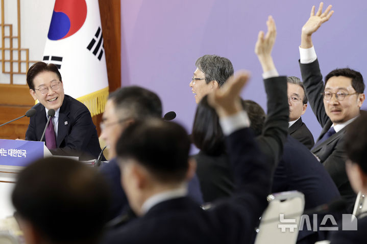 [서울=뉴시스] 최동준 기자 = 이재명 대통령이 9일 청와대에서 열린 국민경제자문회의 제1차 전체회의에서 참석자 질문을 받고 있다. 2026.04.09. photocdj@newsis.com