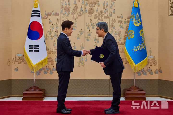 [서울=뉴시스] 이재명 대통령이 9일 청와대 본관 접견실에서 김성식 국민경제자문회의 부의장에게 위촉장을 수여하고 있다. (사진=청와대 제공) 2026.04.09. photo@newsis.com *재판매 및 DB 금지