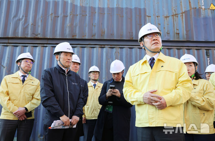 [의왕=뉴시스] 고범준 기자 = 이재명 대통령이 8일 경기 의왕 내륙컨테이너 기지를 방문해 고유가 위기극복을 위한 화물운송·물류업계 현장 간담회를 마친 뒤 현장을 시찰하고 있다. 2026.04.08. bjko@newsis.com