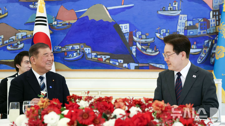 [서울=뉴시스] 최동준 기자 = 이재명 대통령과 이시바 시게루 전 일본 총리가 8일 청와대에서 오찬에 앞서 대화하고 있다. (청와대통신사진기자단) 2026.04.08. photocdj@newsis.com