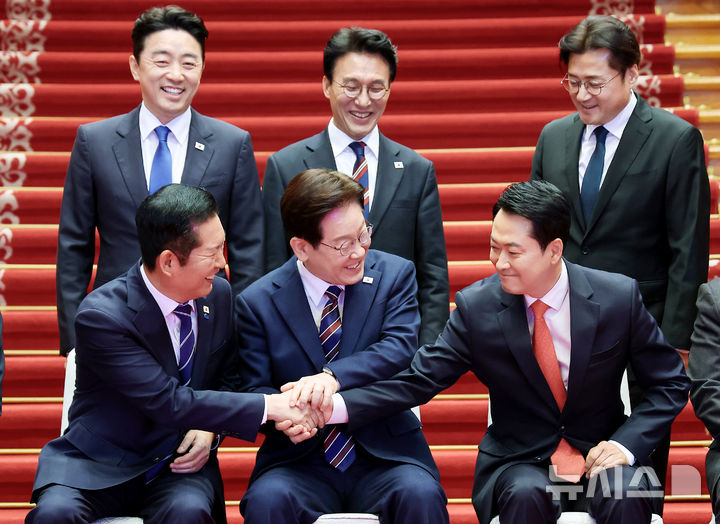 [서울=뉴시스] 최동준 기자 = 이재명 대통령이 7일 청와대에서 열린 여야정 민생경제협의체 회담 및 오찬에서 정청래 더불어민주당 대표, 장동혁 국민의힘 대표와 기념촬영을 하며 손을 맞잡고 있다. 2026.04.07. photocdj@newsis.com