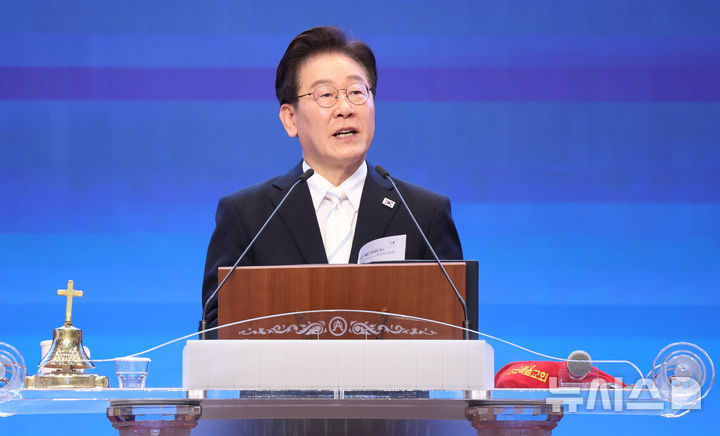 [서울=뉴시스] 고범준 기자 = 이재명 대통령이 5일 서울 영등포구 여의도순복음교회에서 열린 2026 부활절 연합예배에서 축사를 하고 있다. (청와대통신사진기자단) 2026.04.05. bjko@newsis.com