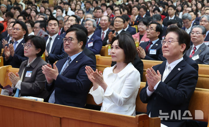 [서울=뉴시스] 고범준 기자 = 이재명 대통령과 김혜경 여사가 5일 서울 영등포구 여의도순복음교회에서 열린 2026 부활절 연합예배에서 박수치고 있다. (청와대통신사진기자단) 2026.04.05. bjko@newsis.com
