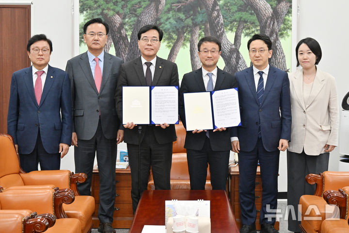 [서울=뉴시스] 김명년 기자 = 한병도 더불어민주당 원내대표와 송언석 국민의힘 원내대표를 비롯한 참석자들이 10일 오후 서울 여의도 국회에서 2026년도 제1회 추가경정예산안 합의문 서명을 마친 뒤 기념촬영을 하고 있다. 왼쪽부터 국민의힘 박형수 예산결산특별위원회 간사, 유상범 원내운영수석부대표, 송언석 원내대표와 더불어민주당 한병도 원내대표, 천준호 원내운영수석부대표, 이소영 예산결산특별위원회 간사. (공동취재) 2026.04.10. photo@newsis.com