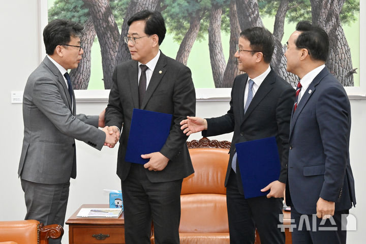[서울=뉴시스] 김명년 기자 = 한병도 더불어민주당 원내대표와 송언석 국민의힘 원내대표를 비롯한 참석자들이 10일 오후 서울 여의도 국회에서 2026년도 제1회 추가경정예산안 합의문 서명을 마친 뒤 악수하고 있다. 왼쪽부터 진성준 국회 예산결산특별위원회 위원장, 송언석 국민의힘 원내대표, 한병도 더불어민주당 원내대표, 박홍근 기획예산처 장관. (공동취재) 2026.04.10. photo@newsis.com
