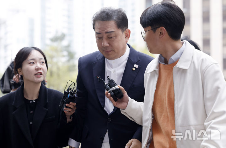 [서울=뉴시스] 김혜진 기자 = 정치자금법 위반 등 각종 비위 의혹을 받는 김병기 무소속 의원이 10일 서울 마포구 공공범죄수사대에서 열린 7차 피의자 조사에 출석하고 있다. 2026.04.10. jini@newsis.com