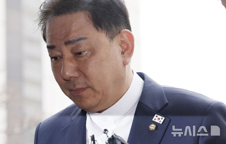 [서울=뉴시스] 김혜진 기자 = 정치자금법 위반 등 각종 비위 의혹을 받는 김병기 무소속 의원이 10일 서울 마포구 공공범죄수사대에서 열린 7차 피의자 조사에 출석하고 있다. 2026.04.10. jini@newsis.com