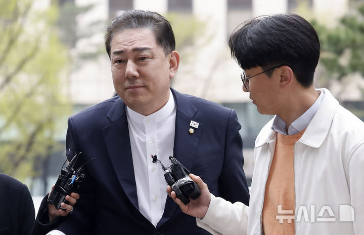 [서울=뉴시스] 김혜진 기자 = 정치자금법 위반 등 각종 비위 의혹을 받는 김병기 무소속 의원이 10일 서울 마포구 공공범죄수사대에서 열린 7차 피의자 조사에 출석하고 있다. 2026.04.10. jini@newsis.com