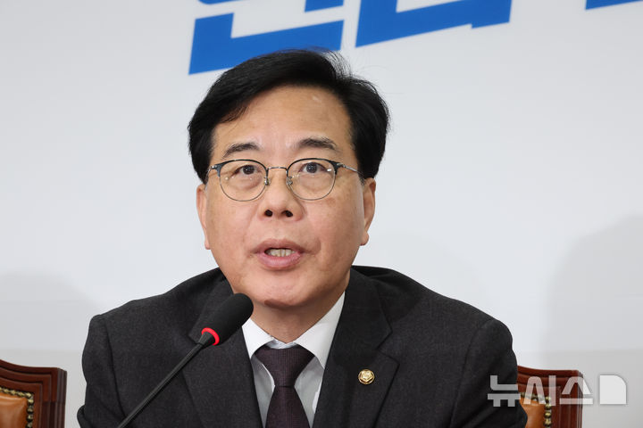 [서울=뉴시스] 김금보 기자 = 송언석 국민의힘 원내대표가 10일 오후 서울 여의도 국회에서 열린 긴급최고위원회의에서 발언을 하고 있다. 2026.04.10. kgb@newsis.com