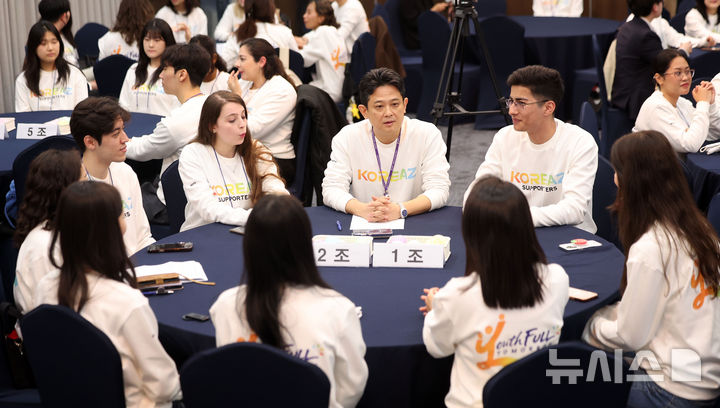 [서울=뉴시스] 김선웅 기자 = 임상우 외교부 공공외교대사가 10일 서울 종로구 정부서울청사 외교부에서 열린 2026 KOREAZ 서포터즈 발대식에서 서포터즈 청년들과 만나 이야기를 나누고 있다.&nbsp; 서포터즈로 임명된 내외국인 청년들은 온라인을 통해 정부의 디지털 공공외교 정책을 알리는 역할을 수행할 예정이다. 2026.04.10. mangusta@newsis.com
