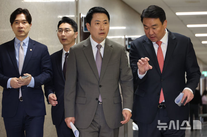 [서울=뉴시스] 김금보 기자 = 장동혁 국민의힘 대표가 지난 10일 오후 서울 여의도 국회에서 열린 긴급최고위원회의에 참석하며 정희용 사무총장과 논의를 하고 있다. 2026.04.10. kgb@newsis.com