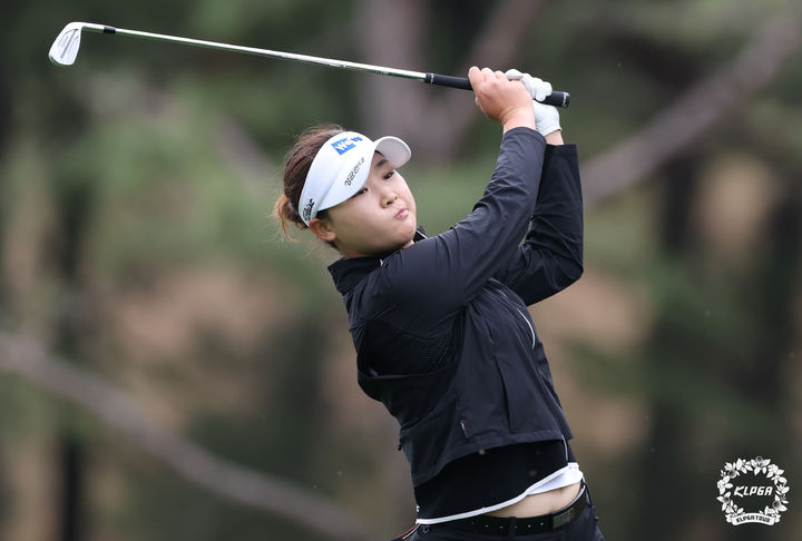 [서울=뉴시스] 10일 경북 구미 골프존카운티 선산에서 열린 iM 금용 오픈 2라운드 13번홀에서 김민솔이 티샷을 하고 있다. (사진=KLPGA 제공) 2026.04.10. photo@newsis.com *재판매 및 DB 금지
