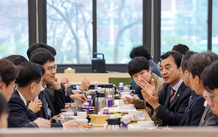 [서울=뉴시스] 안규백 국방부 장관이 10일 국방과학연구소를 방문해 연구원들과 오찬을 하고 있다. (사진=국방부 제공) 2026.04.10. photo@newsis.com *재판매 및 DB 금지