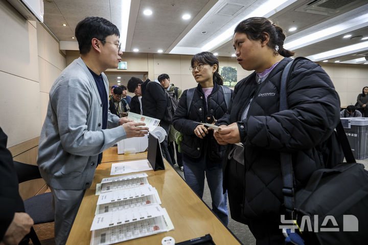 [서울=뉴시스] 정병혁 기자 = 10일 서울 영등포구 이룸센터에서 열린 중앙선거관리위원회 장애인유권자 참정권 보장 정책간담회에 앞서 장애인 유권자들이 모의사전투표 체험을 하고 있다. 2026.04.10. jhope@newsis.com