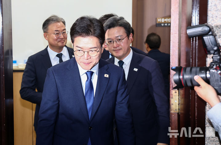 [서울=뉴시스] 김명년 기자 = 정원오 더불어민주당 서울시장 후보가 10일 서울 여의도 국회에서 정청래 더불어민주당 대표와 차담을 마치고 당대표실을 나오고 있다. 2026.04.10. kmn@newsis.com