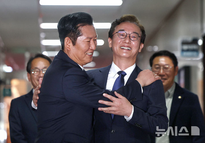 [서울=뉴시스] 김명년 기자 = 정청래 더불어민주당 대표가 10일 서울 여의도 국회에서 전재수 부산시장 후보와 차담하기 전 포옹하며 맞이하고 있다. 2026.04.10. kmn@newsis.com