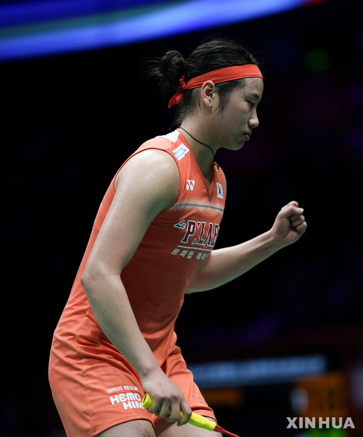 [닝보=신화/뉴시스] 안세영(1위)이 10일(현지 시간) 중국 닝보 올림픽 스포츠 센터에서 열린 2026 아시아배드민턴선수권대회 여자 단식 8강전에서 미야자키 도모카(9위·일본)와 경기하고 있다. 안세영이 2-0(21-16 21-10)으로 승리하고 4강에 올라 심유진(15위)과 결승 진출을 다툰다. 2026.04.10.