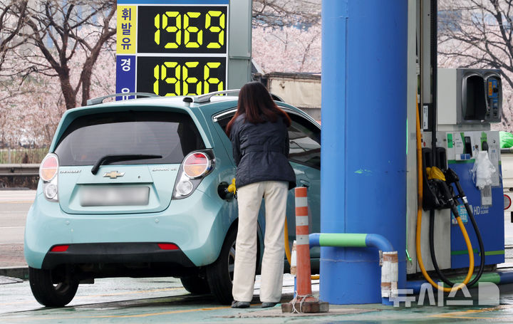 [부천=뉴시스] 조성우 기자 = 정부가 석유 최고가격제 3차 가격을 동결하기로 한 지난 10일 부천 오정구의 한 주유소에 유가 정보가 표시되어 있다. 2026.04.10. xconfind@newsis.com