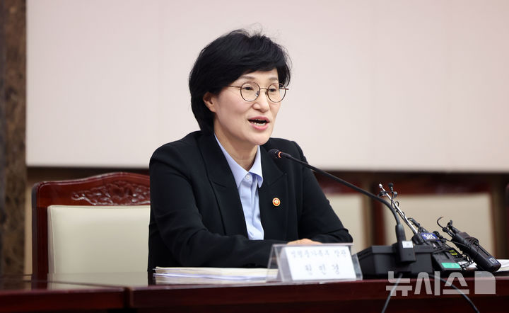 [서울=뉴시스] 김선웅 기자 = 원민경 성평등가족부 장관이 10일 서울 종로구 정부서울청사에서 열린 형사미성년자(촉법소년) 연령 사회적 대화협의체 3차 회의에서 모두발언을 하고 있다. 2026.04.10. mangusta@newsis.com