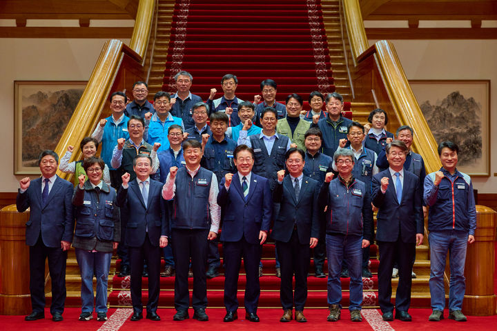 [서울=뉴시스] 최동준 기자 = 이재명 대통령이 10일 청와대에서 열린 민주노총 초청 간담회에서 양경수 민주노총 위원장 등 참석자들과 기념촬영을 하고 있다. (사진=청와대 제공) 2026.04.10. photo@newsis.com *재판매 및 DB 금지