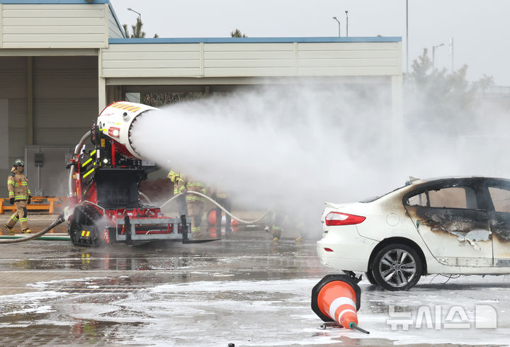 [인천=뉴시스] 전진환 기자 =인천 서구 인천김포고속도로 남청라영업소에서 인천형소방로봇이 차량 화재 진압 시연을 하고 있다. 2026.04.10. amin2@newsis.com **위 사진은 기사 내용과 무관합니다. 