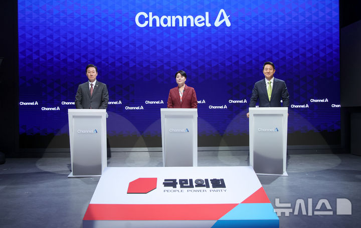 [서울=뉴시스] 국회사진기자단 = 국민의힘 박수민(왼쪽부터), 윤희숙, 오세훈 서울시장 예비후보가 10일 오후 서울 종로구 채널A 스튜디오에서 열린 국민의힘 서울시장 경선 후보 2차 TV 토론회에서 토론 준비를 하고 있다. 2026.03.31. photo@newsis.com