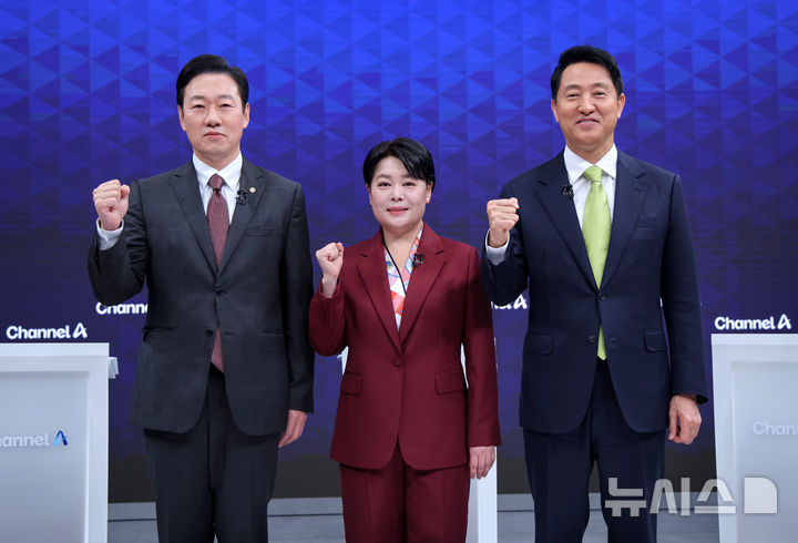 [서울=뉴시스] 국회사진기자단 = 국민의힘 박수민(왼쪽부터), 윤희숙, 오세훈 서울시장 예비후보가 10일 오후 서울 종로구 채널A 스튜디오에서 열린 국민의힘 서울시장 경선 후보 2차 TV 토론회에서 토론 시작 전 기념촬영을 하고 있다. 2026.03.31. photo@newsis.com