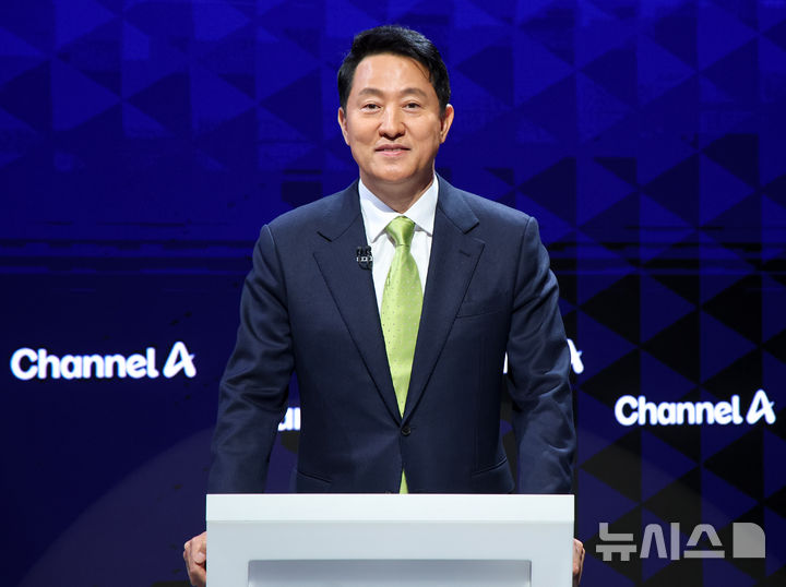 [서울=뉴시스] 국회사진기자단 = 오세훈 국민의힘 서울시장 예비후보가 10일 오후 서울 종로구 채널A 스튜디오에서 열린 국민의힘 서울시장 경선 후보 2차 TV 토론회에서 토론 준비를 하고 있다. 2026.03.31. photo@newsis.com