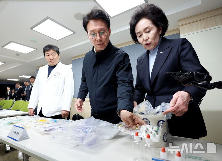 [서울=뉴시스] 김진아 기자 = 김민석 국무총리가 10일 서울 영등포구 한림대학교 한강성심병원에서 열린 의료필수품 관련 현장 애로 점검 합동간담회에 앞서 중동전쟁 장기화로 인한 의료제품 수급 상황 관련 설명을 듣고 있다. 2026.04.10. bluesoda@newsis.com