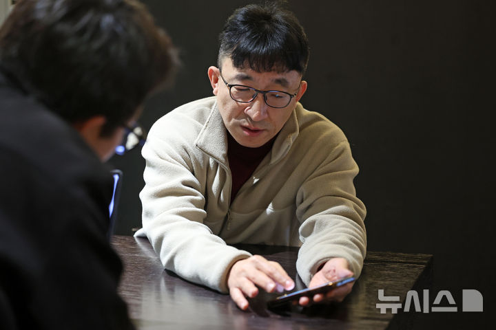 [서울=뉴시스] 박진희 기자 = 유규진 SNS자살예방감시단 단장이 지난 10일 서울 중구 한 카페에서 인터뷰 하고 있다. 2026.04.13. pak7130@newsis.com