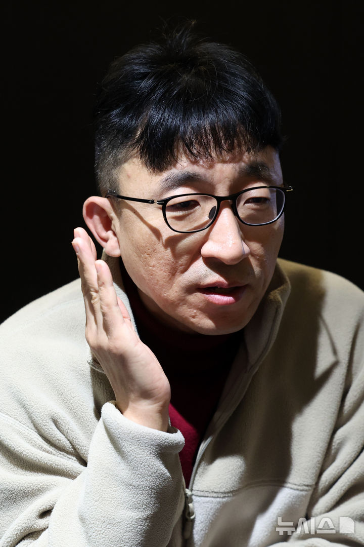 [서울=뉴시스] 박진희 기자 = 유규진 SNS자살예방감시단 단장이 지난 10일 서울 중구 한 카페에서 인터뷰 하고 있다. 2026.04.13. pak7130@newsis.com