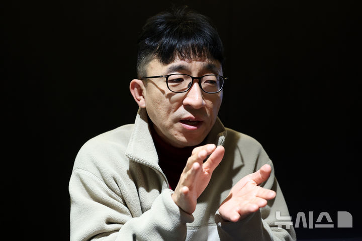 [서울=뉴시스] 박진희 기자 = 유규진 SNS자살예방감시단 단장이 지난 10일 서울 중구 한 카페에서 인터뷰 하고 있다. 2026.04.13. pak7130@newsis.com