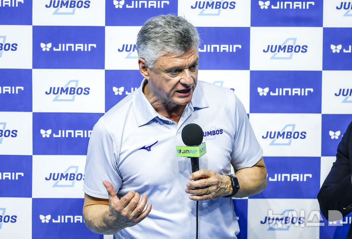 [인천=뉴시스] 정병혁 기자 = 10일 인천 계양구 인천계양체육관에서 열린 2025-2026 V리그 챔피언결정전 5차전 대한항공과 현대캐피탈의 경기에 앞서 대한항공 헤난 달 조토 감독이 인터뷰를 하고 있다. 2026.04.10. jhope@newsis.com