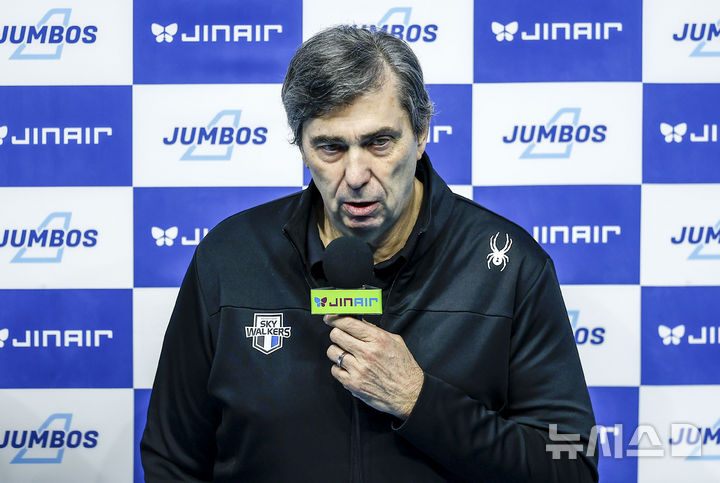 [인천=뉴시스] 정병혁 기자 = 10일 인천 계양구 인천계양체육관에서 열린 2025-2026 V리그 챔피언결정전 5차전 대한항공과 현대캐피탈의 경기에 앞서 현대캐피탈 필립 블랑 감독이 인터뷰를 하고 있다. 2026.04.10. jhope@newsis.com