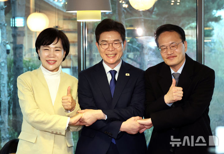 [서울=뉴시스] 김금보 기자 = 정원오 더불어민주당 서울시장 후보가 10일 오후 서울 여의도 국회 강변서재에서 함께 경선을 치뤘던 전현희, 박주민 의원과 단일대오 결의를 다지고 있다. 2026.04.10. kgb@newsis.com