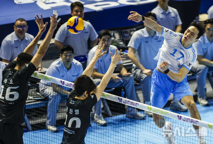 [인천=뉴시스] 정병혁 기자 = 10일 인천 계양구 인천계양체육관에서 열린 2025-2026 V리그 챔피언결정전 5차전 대한항공과 현대캐피탈의 경기, 대한항공 임동혁이 공격하고 있다. 2026.04.10. jhope@newsis.com