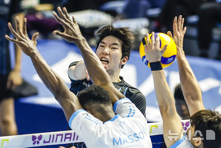 [인천=뉴시스] 정병혁 기자 = 10일 인천 계양구 인천계양체육관에서 열린 2025-2026 V리그 챔피언결정전 5차전 대한항공과 현대캐피탈의 경기, 현대캐피탈 허수봉이 공격하고 있다. 2026.04.10. jhope@newsis.com