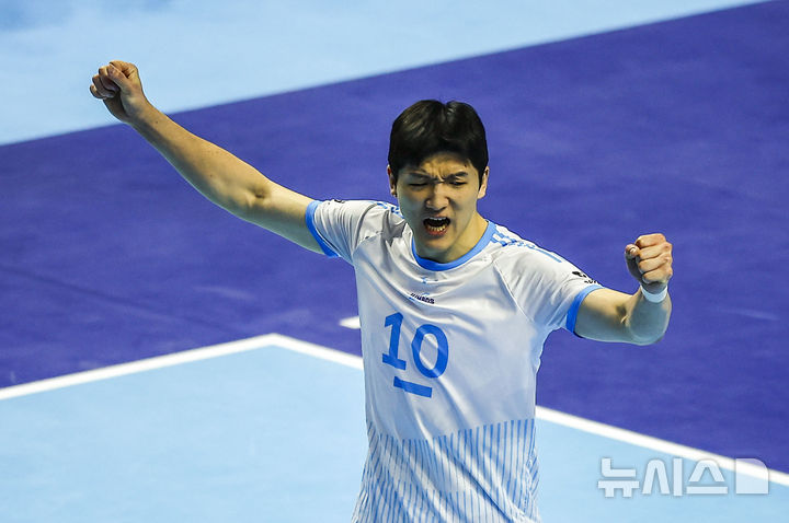 [인천=뉴시스] 정병혁 기자 = 10일 인천 계양구 인천계양체육관에서 열린 2025-2026 V리그 챔피언결정전 5차전 대한항공과 현대캐피탈의 경기, 대한항공 정지석이 공격에 성공한 뒤 기뻐하고 있다. 2026.04.10. jhope@newsis.com