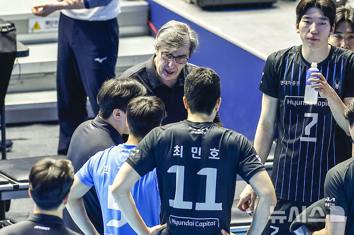[인천=뉴시스] 정병혁 기자 = 10일 인천 계양구 인천계양체육관에서 열린 2025-2026 V리그 챔피언결정전 5차전 대한항공과 현대캐피탈의 경기, 현대캐피탈 필립 블랑 감독이 지시를 내리고 있다. 2026.04.10. jhope@newsis.com