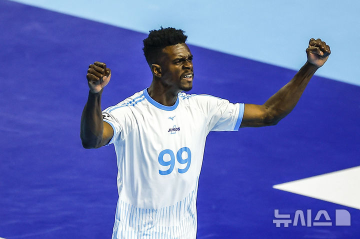 [인천=뉴시스] 정병혁 기자 = 10일 인천 계양구 인천계양체육관에서 열린 2025-2026 V리그 챔피언결정전 5차전 대한항공과 현대캐피탈의 경기, 대한항공 마쏘가 공격에 성공하자 기뻐하고 있다. 2026.04.10. jhope@newsis.com