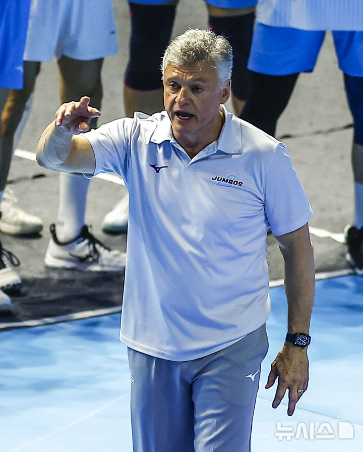 [인천=뉴시스] 정병혁 기자 = 10일 인천 계양구 인천계양체육관에서 열린 2025-2026 V리그 챔피언결정전 5차전 대한항공과 현대캐피탈의 경기, 대한항공 헤난 달 조토 감독이 지시를 내리고 있다. 2026.04.10. jhope@newsis.com