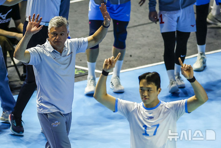 [인천=뉴시스] 정병혁 기자 = 10일 인천 계양구 인천계양체육관에서 열린 2025-2026 V리그 챔피언결정전 5차전 대한항공과 현대캐피탈의 경기, 대한항공 헤난 달 조토 감독이 지시를 내리고 있다. 2026.04.10. jhope@newsis.com