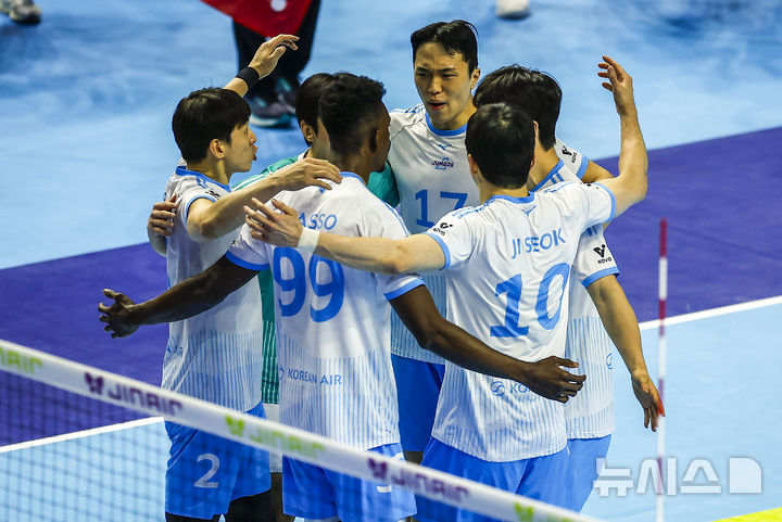 [인천=뉴시스] 정병혁 기자 = 10일 인천 계양구 인천계양체육관에서 열린 2025-2026 V리그 챔피언결정전 5차전 대한항공과 현대캐피탈의 경기, 대한항공 선수들이 득점하자 기뻐하고 있다. 2026.04.10. jhope@newsis.com