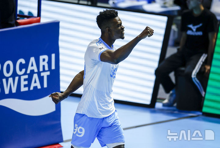 [인천=뉴시스] 정병혁 기자 = 10일 인천 계양구 인천계양체육관에서 열린 2025-2026 V리그 챔피언결정전 5차전 대한항공과 현대캐피탈의 경기, 대한항공 마쏘가 블로킹에 성공한 뒤 기뻐하고 있다. 2026.04.10. jhope@newsis.com