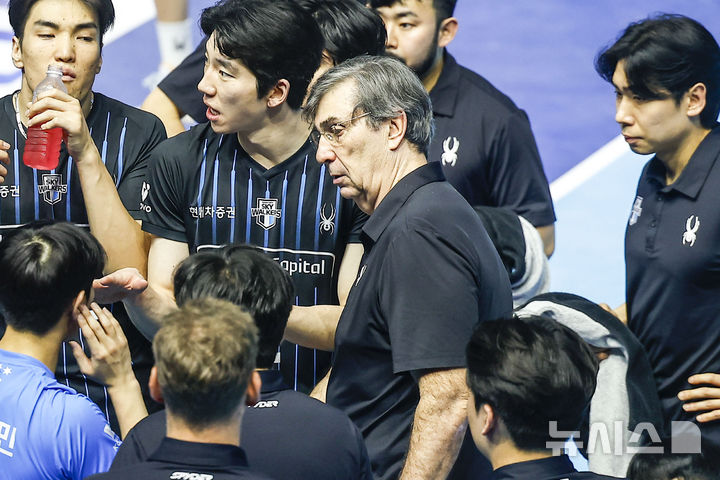 [인천=뉴시스] 정병혁 기자 = 10일 인천 계양구 인천계양체육관에서 열린 2025-2026 V리그 챔피언결정전 5차전 대한항공과 현대캐피탈의 경기, 현대캐피탈 필립 블랑 감독이 지시를 내리고 있다. 2026.04.10. jhope@newsis.com