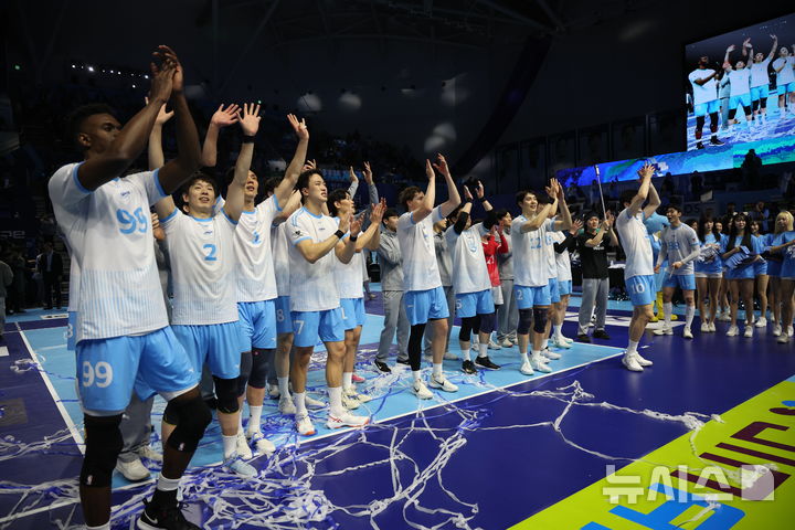 [인천=뉴시스] 정병혁 기자 = 10일 인천 계양구 인천계양체육관에서 열린 2025-2026 V리그 챔피언결정전 5차전 대한항공과 현대캐피탈의 경기에서 승리한 대한항공 선수들이 기뻐하고 있다. 2026.04.10. jhope@newsis.com