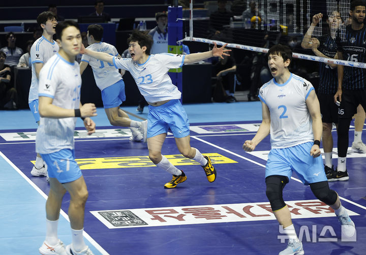 [인천=뉴시스] 정병혁 기자 = 10일 인천 계양구 인천계양체육관에서 열린 2025-2026 V리그 챔피언결정전 5차전 대한항공과 현대캐피탈의 경기에서 승리한 대한항공 선수들이 기뻐하고 있다. 2026.04.10. jhope@newsis.com