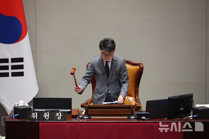 [서울=뉴시스] 김금보 기자 = 진성준 국회 예산결산특별위원회 위원장이 10일 오후 서울 여의도 국회에서 열린 예산결산특별원회에서 2026년도 제1회 추가경정예산안 가결을 선포하고 있다. 2026.04.10. kgb@newsis.com