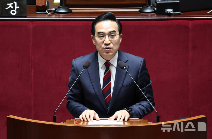 [서울=뉴시스] 김금보 기자 = 박홍근 기획예산처 장관이 10일 오후 서울 여의도 국회에서 열린 예산결산특별원회에서 2026년도 제1회 추가경정예산안 가결에 대해 인사말을 하고 있다. 2026.04.10. kgb@newsis.com