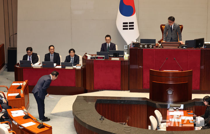 [서울=뉴시스] 김금보 기자 = 박홍근 기획예산처 장관이 10일 오후 서울 여의도 국회에서 열린 예산결산특별원회에서 2026년도 제1회 추가경정예산안 가결에 대해 인사말을 마친 뒤 인사하고 있다. 2026.04.10. kgb@newsis.com